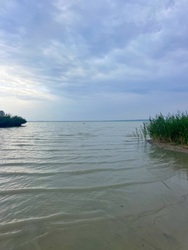 Szigligeten már elhagyták a strandolók a vizet/ másodfokú viharjelzés van érvényben