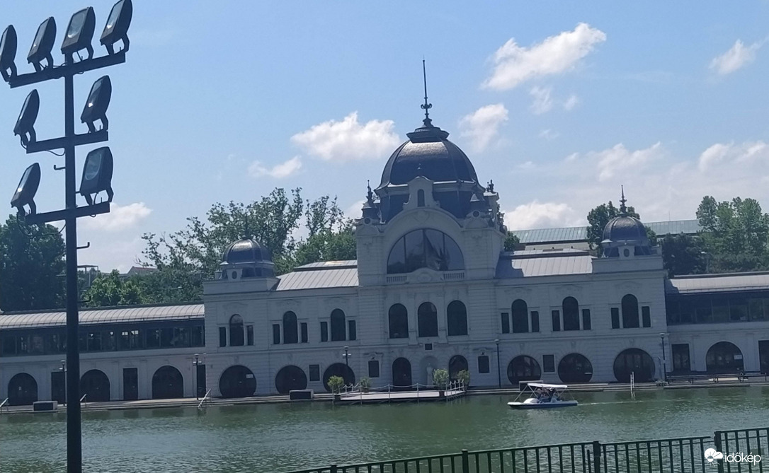 Városligeti Műjégpálya és Csónakázótó 