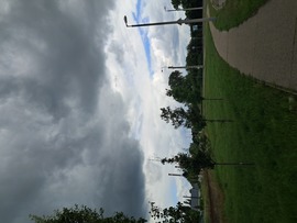 Közeledik
