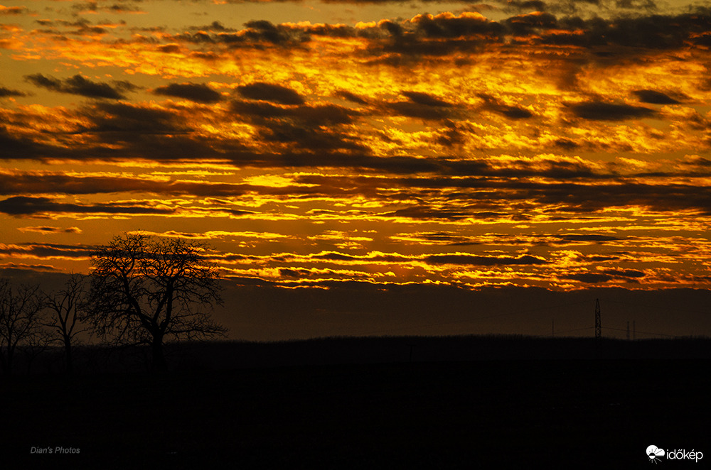 Mai tüzes naplemente 