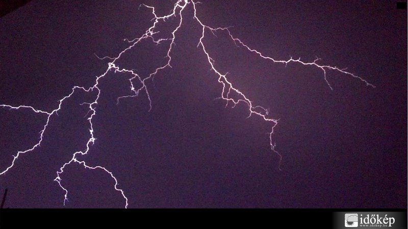 Esti villámparádé Kecskeméten