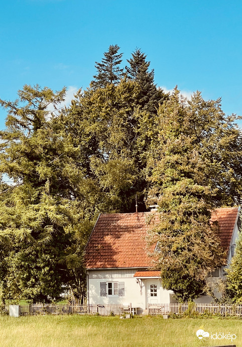 Erdő szélén házikó… olyan hangulatos volt ez a ház… lefotóztam 