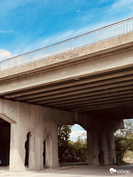 Számomra elképesztő volt ez a híd! A tartó lábak közepéből ki volt szedve az anyag és ami félelmetes az egészben, hogy a hídon is és alatta is forgalom van!:0