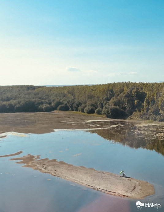 Az horgász a biztosra ment! Legalábbis az asszony elől! :))