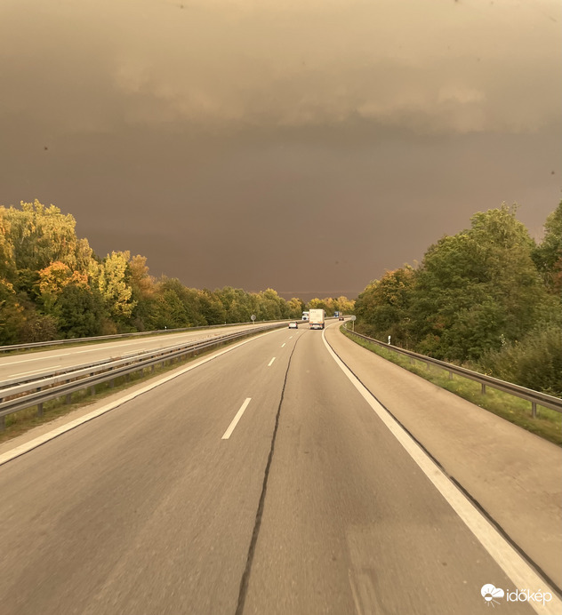 A kép nincs szerkesztve!!! Ilyen színe volt a viharnak! Egyik oldalt sütött a nap a másikon meg vihar lehetet! Valami fantasztikus volt a látványa! 
