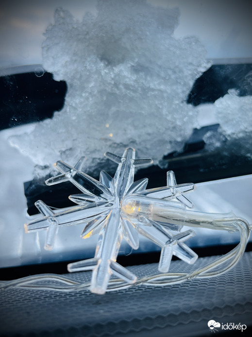 Ha elmúlik karácsony, A szeretet lángja halványabban ég, De ha vigyázunk rá, nem alszik ki még.