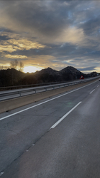 Napkelte Spanyolországban:) Hozzá fűzném, hogy Madrid előtt kb 90 kilométerrel szűnt meg a havazás! De végig Franciaországban és belépve Spanyolországban is végig esett a hó!   