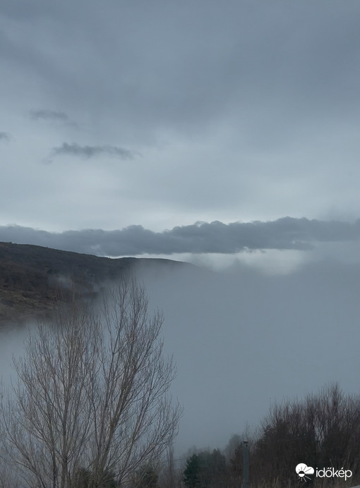 Völgyet betakaró felhőzet