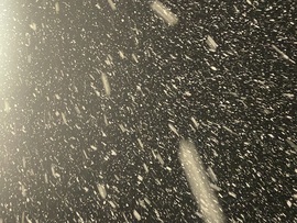 Hatalmas pelyhekben esett reggel a hó Zürichben.