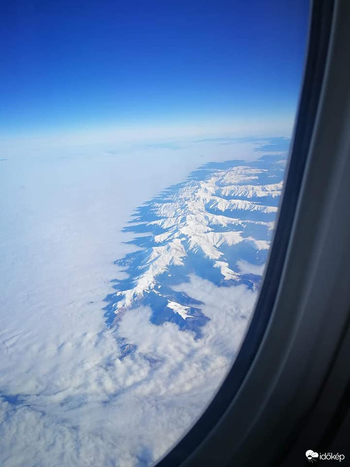 A Fogarasi-havasok hidegpárnából kitörő csúcsai madártávlatból