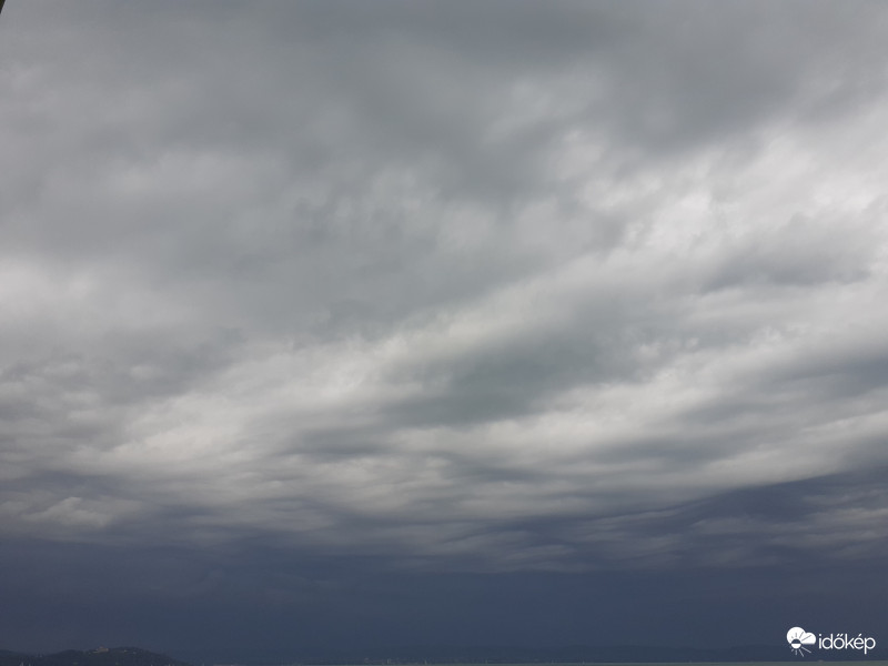 Undulatus felhők az érkező zivatar előtt. 