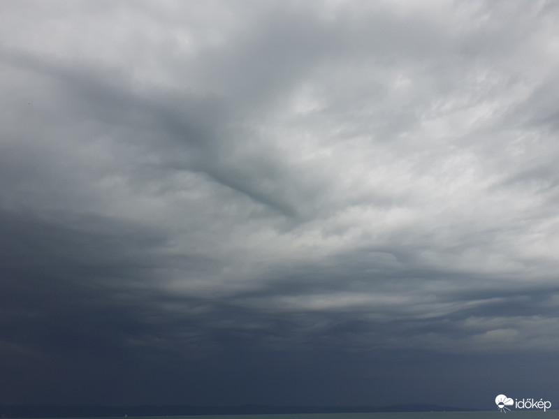Undulatus felhők a Balatonnál...