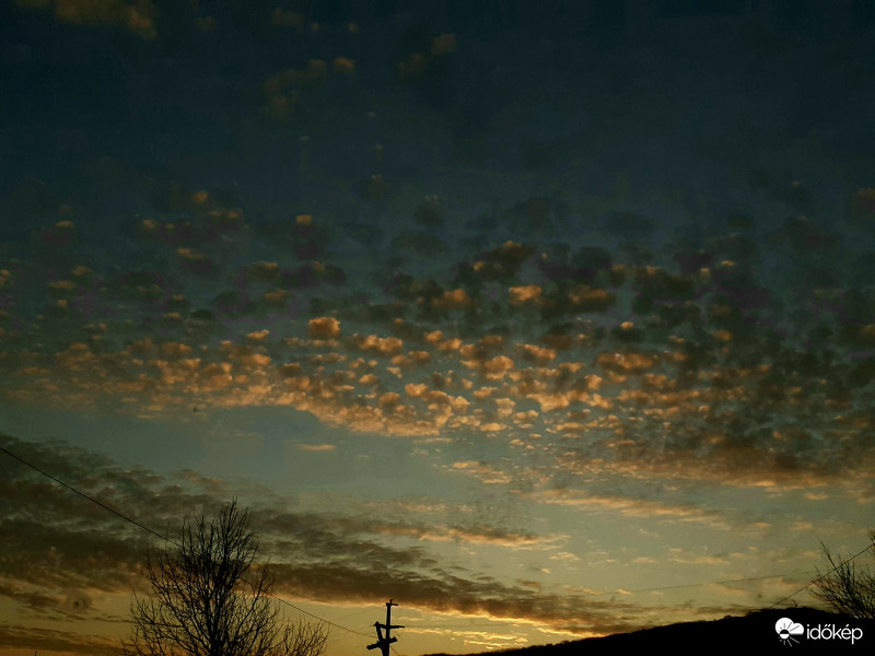 Altocumulus floccus a naplementében