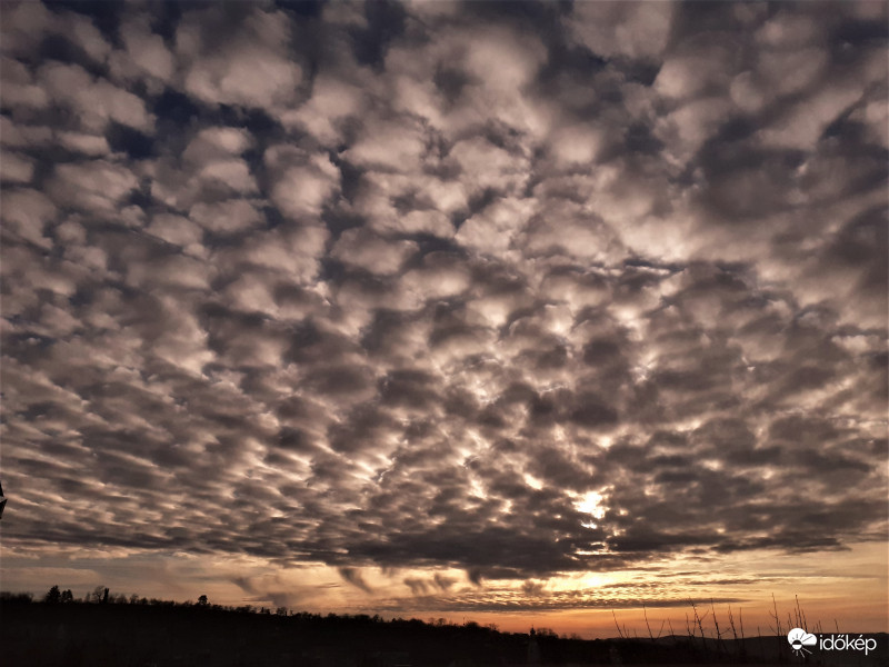 Altocumulus perlucidus távoli virgákkal