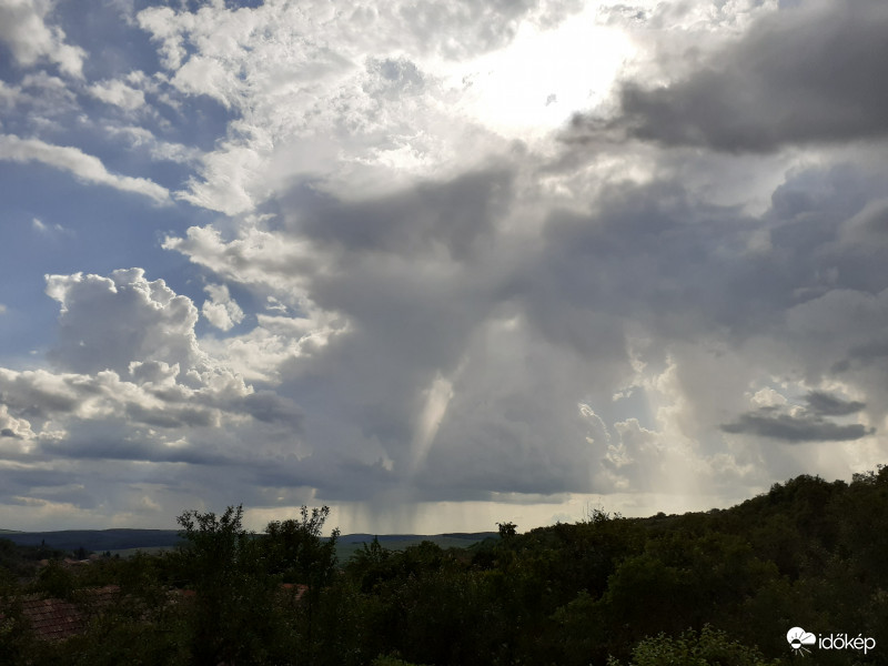 Távoli fellegszakadás