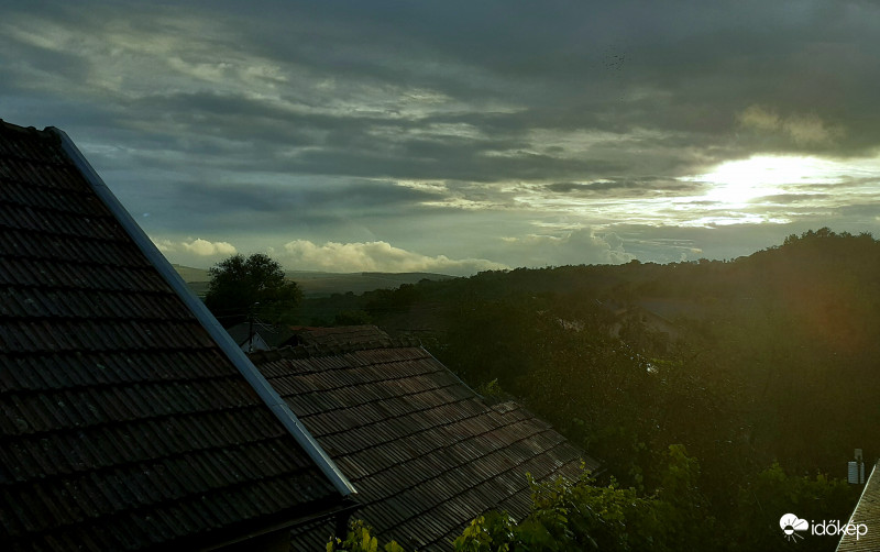 Végül lassan nyugovóra tér a nap 