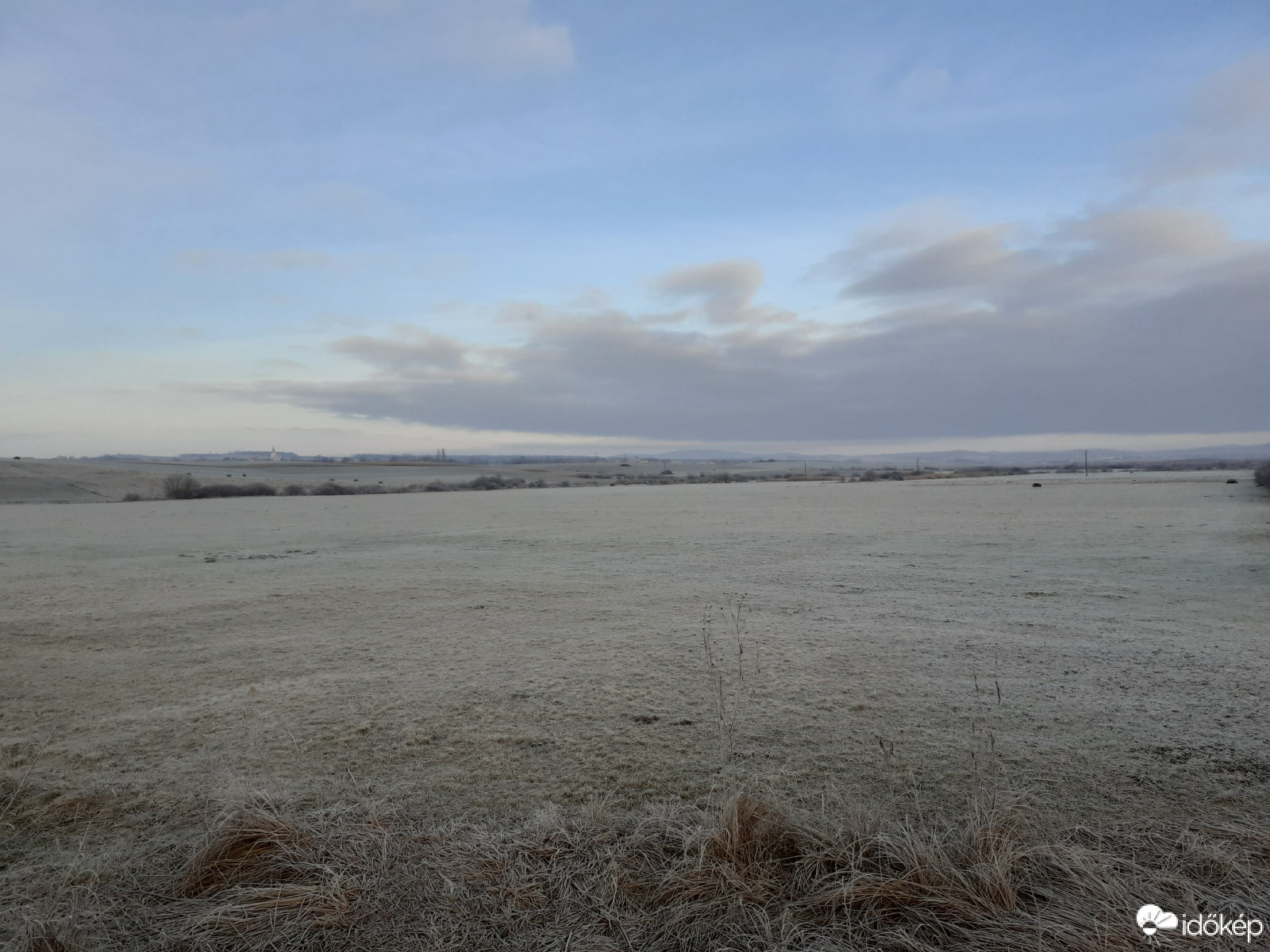 Deres táj a Szilágy-patak mentén (rét=fagyzugos hely, tszf. magasság 170-175 m a környező 250-300 m körüli dombok között, a Szilágy-patak völgyében) 