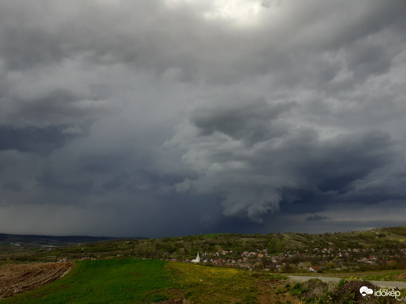 Szupercella peremfelhővel, felhőszakadással, Szilágycsehtől északra elvonulva 5 