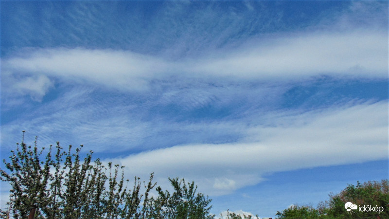 Altocumulus stratiformis lenticularis, némi altocumulus undulatus felhővel fűszerezve