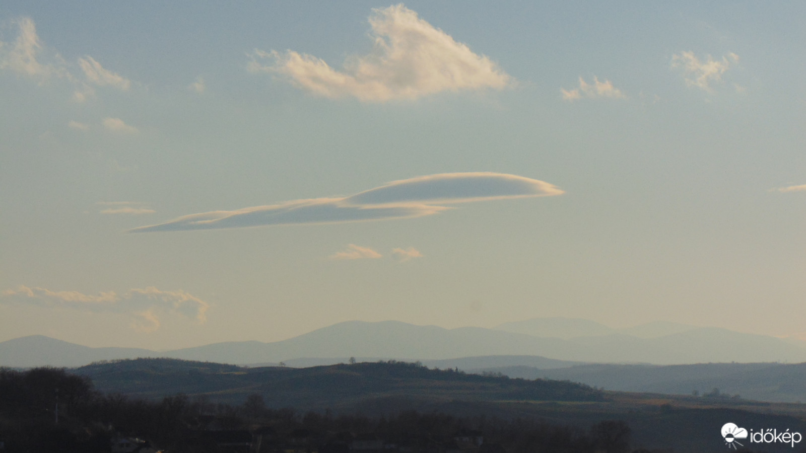Altocumulus lenticularis-ok a Meszes-hegység fölött