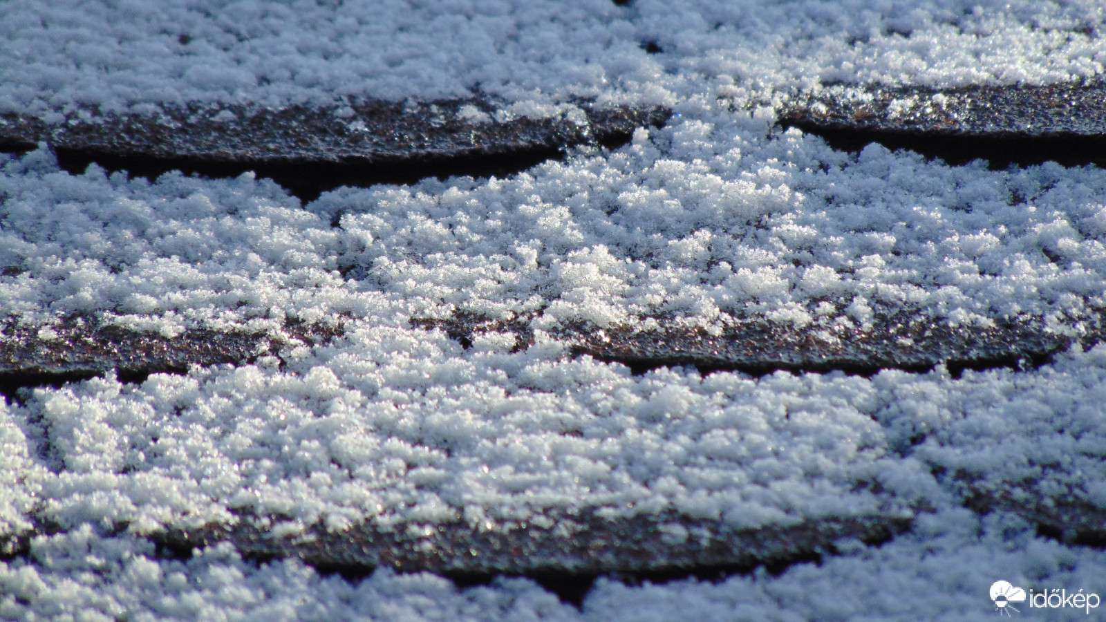 Reggelre vékony lepel képződött