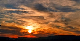 Mozgalmas égbolt naplemente előtt