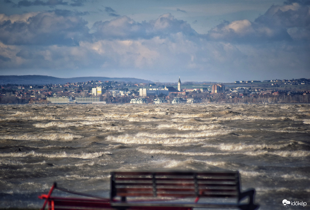 Kilátás a Balatonberényi strandról! Háttérben Keszthely.
