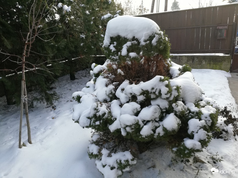 Tél az udvaron.