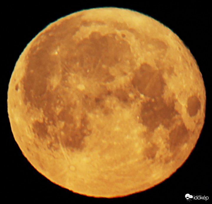 Lenyugvó telihold.