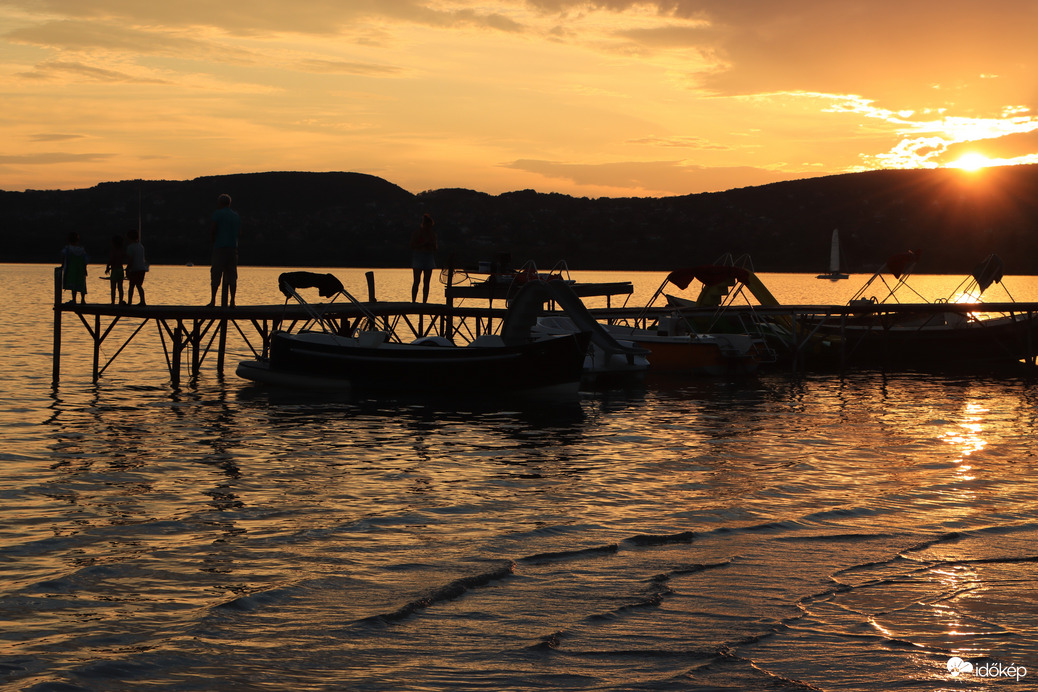 HULLÁMZÓ BALATON
