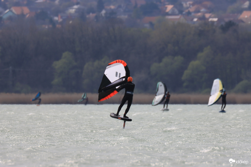 SZÉLLOVASOK AZ ÖBÖLBEN