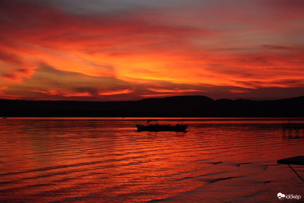 VÖRÖSBEN ÍZZÓ BALATON