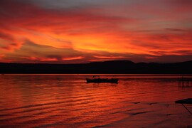 VÖRÖSBEN ÍZZÓ BALATON