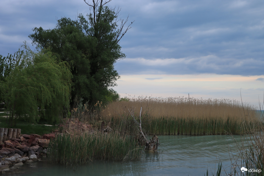 ÁPRILISI FELHŐK VONULÁSA