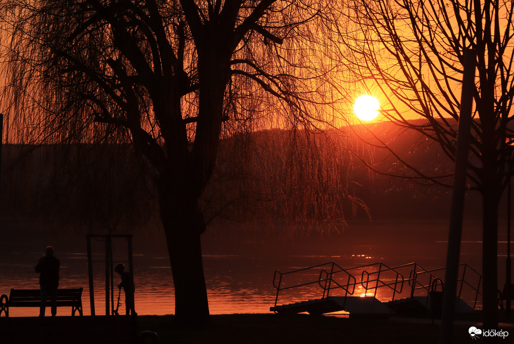 BALATONI RAGYOGÓ NAPLEMENTE