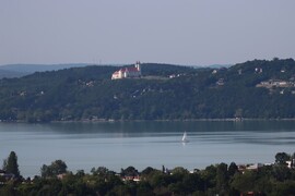 HÁTTÉRBEN A TIHANYI APÁTSÁG