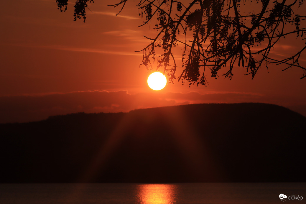 VÖRÖSBEN TÜNDÖKLŐ