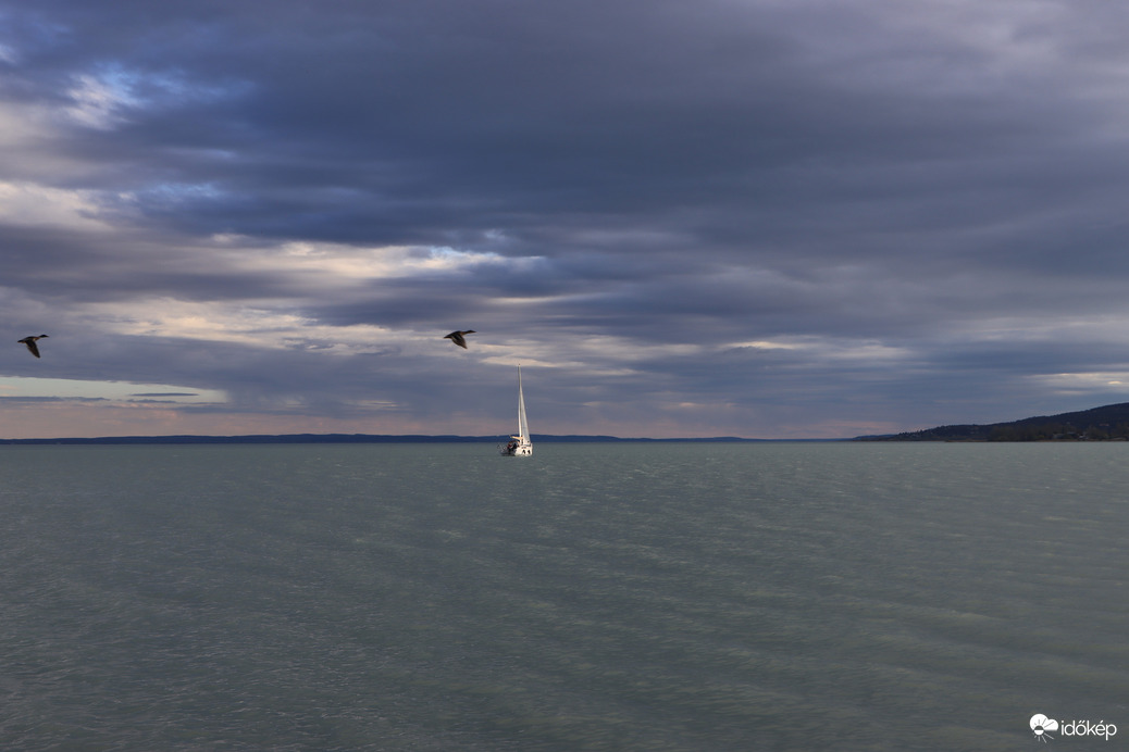 TÁVOLBAN EGY FEHÉR VITORLA