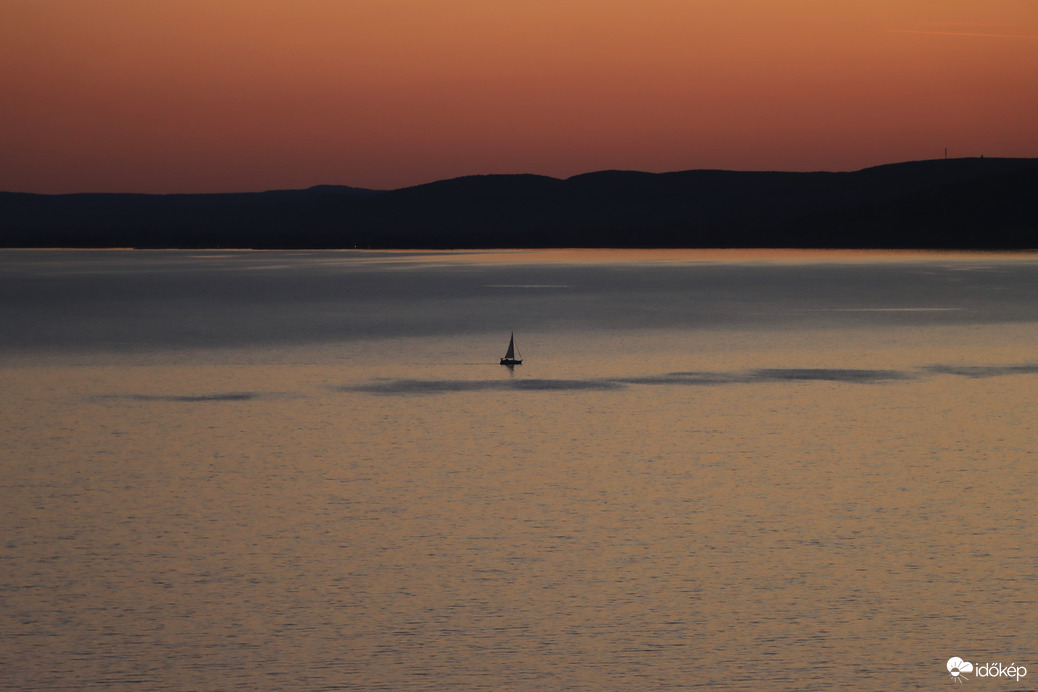 TÁVOLBAN EGY VITORLA