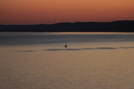 TÁVOLBAN EGY VITORLA