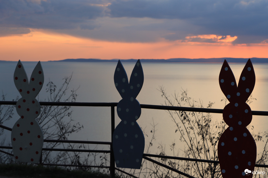 HÚSVÉTRA VÁRAKOZÁS