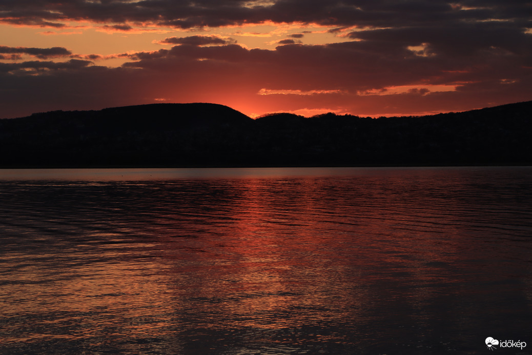 Vörösben ízzó alkonyat