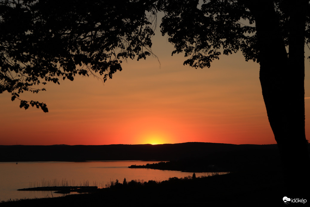 VÖRÖSBEN ÍZZÓ ALKONYAT