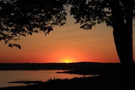 VÖRÖSBEN ÍZZÓ ALKONYAT