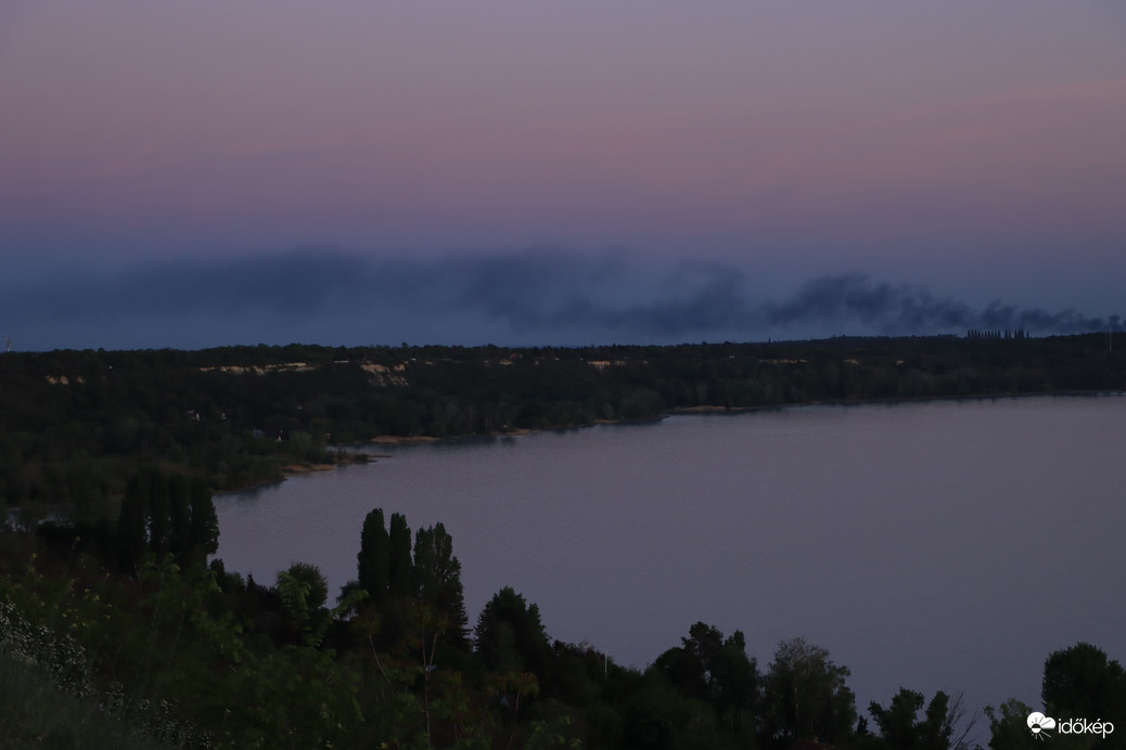  Hatalmas füst gomolyog.