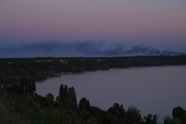  Hatalmas füst gomolyog.