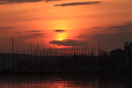 VÖRÖSBEN ÍZZÓ NAPLEMENTE