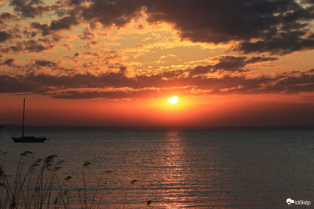 HAJNALBAN MÉG A NAP IS MÁS