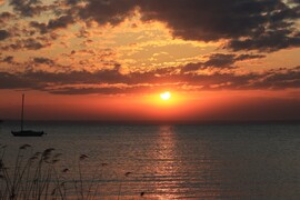 HAJNALBAN MÉG A NAP IS MÁS