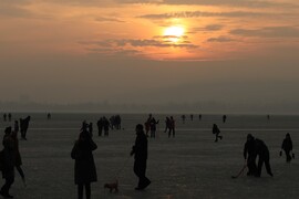 LENYŰGÖZŐ LÁTVÁNY A BEFAGYOTT BALATONON